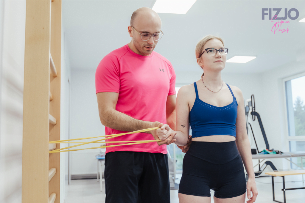 fizjoterapeuta konin ćwiczy z pacjentem łokieć tenisisty