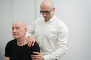 Osteopata z Konina diagnozuje zamrożony bark